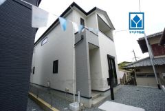 カースペース2台分を確保。グレーとホワイトのおしゃれなツートーンカラーの外観です。