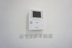 防犯性もばっちり、TVモニター付きインターホン完備。大きなモニターで玄関先を確認できます。録画機能が付いているので不在時の訪問者も確認できて安心です＾＾