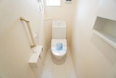 温水洗浄機付トイレです。節水機能もあるので、安心して使えますね。もちろん、1階2階の2ヶ所にトイレがあるので、忙しい朝にもゆとりができますね。