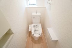 1階2階の2ヶ所にトイレがありますので、忙しい朝にも家族に気を使わず、ゆとりが生まれますね＾＾ 小窓付きで換気する時に便利です＾＾ 