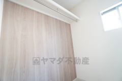 脱衣所にはハンガーパイプ付き収納あり＾＾