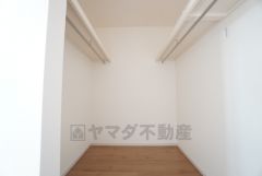 洋室にはハンガーパイプ付きのウォークインクローゼットが設けられています。たっぷり収納できるので衣替えの心配もいりませんね＾＾