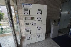 宅配ボックス付き。お仕事中や外出中などの不在時にも荷物が受け取れるのはとっても便利ですね＾＾セキュリティ面でも安心です＾＾