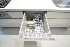 炊事時間を大幅に短縮できる食器洗浄乾燥機付き＾＾食器を洗う手間が減るので家族とのコミュニケーションの時間や自分の時間が増えますね。