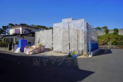 3方道路に面しており、開放感が得られます。 また、日差しが入りやすく、家の奥まで明るくなるのが嬉しいポイントです＾＾ 