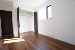 採光を確保した明るい室内は、風通しも良く、大変居心地の良い空間となっております。日当たりがよく、子供部屋としての利用もおすすめ。