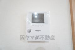 防犯はもちろん、セールスマン対策にもなるモニター付きインターホンです。 来訪者の顔が見えるので安心ですね＾＾