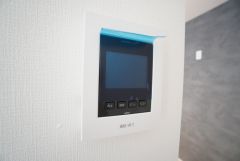 防犯性、セキュリティ対策に安心できるテレビモニター付きインターフォンです。セールスマン対策にもなり安心できます。