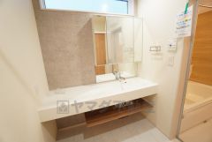 ホテルライクなデザインかつ広々としたカウンターを採用。二人並んで身支度できるため、忙しい朝もゆとりを持って準備することができます＾＾