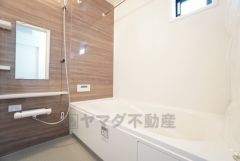 1日の疲れを癒すくつろぎのバスルーム。足を伸ばしてもゆったりと入れるサイズです。お子様と一緒にお風呂に入っても狭くないですね＾＾
