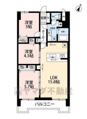 3LDK。LDK15.8帖＾＾家事の合間のほっと一息にお使いいただけるカウンター付きのシステムキッチン＾＾全居室収納付き。洗面室やホールにも収納あり＾＾南面バルコニーで陽当たり良好＾＾