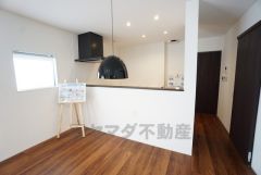 窓から光が差し込む明るいダイニングです＾＾