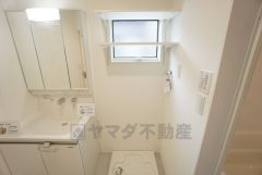 ランドリースペース上部には窓も付いており換気に便利です＾＾