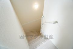 お子様も高齢の方も安心して上り下りができる手摺がついた安心設計です。