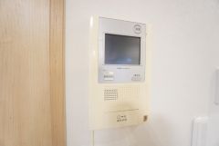 防犯はもちろん、セールスマン対策にもなるモニター付きインターホンです。