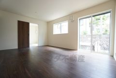 大きな掃き出し窓のあるリビングは、陽光あふれる明るい空間です。ゆったりと寛げる憩いの場となりそうです。家具はCGによるイメージ。