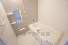 1日の疲れを癒すくつろぎのバスルーム。足を伸ばしてもゆったりと入れるサイズです。お子様と一緒にお風呂に入っても狭くないですね＾＾