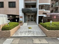 エントランスへはスロープが設けられています。