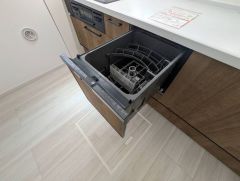 炊事時間を大幅に短縮できる食器洗浄乾燥機付き＾＾食器を洗う手間が減るので家族とのコミュニケーションの時間や自分の時間が増えますね。