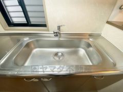 大きなお鍋も楽々洗える幅の広いシンクです＾＾ステンレスシンクなので簡単にお掃除できますよ。洗剤やスポンジもすっきりできる収納付き。