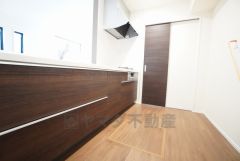 対面式キッチンなのでリビングにいるご家族とコミュニケーションを取りながら洗い物や、お料理が楽しめそうですね＾＾