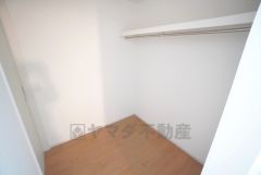 洗面脱衣所横には、広々としたファミリークローク付き。洗濯後の衣類をそのまま収納でき、家事動線に配慮されています＾＾