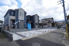 全3棟新築戸建カースペース2台付き。流行に左右されないベーシックなカラーリングは、永住にふさわしい佇まいです。