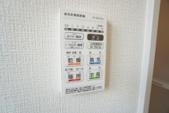 雨の日の洗濯も安心できる浴室暖房乾燥機付き浴室。リモコンで操作もボタン1つで簡単。