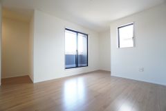 9.5帖。主寝室としてお使いいただけそうなこちらのお部屋は、日当たりが良く、爽やかな風を感じて起きる朝は、快適生活の始まりに。