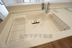 大きなお鍋も楽々洗える幅の広いシンクです＾＾洗剤やスポンジもすっきりできる収納付き。