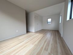 住む人のこだわりを活かす洋室＾＾ 2ドアなので、仕切りを追加して2部屋に分けるなどのアレンジ可能です＾＾