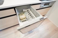 炊事時間を大幅に短縮できる食器洗浄乾燥機付き＾＾食器を洗う手間が減るので家族とのコミュニケーションの時間や自分の時間が増えますね。