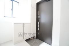 たっぷり収納できるシューズボックスです。家族全員の靴がきれいに整頓できます。棚の上にお花や写真を飾っても良いですね。