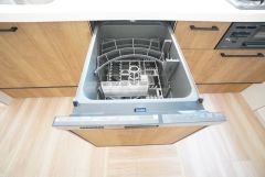 炊事時間を大幅に短縮できる食器洗浄乾燥機付き＾＾食器を洗う手間が減るので家族とのコミュニケーションの時間や自分の時間が増えますね。