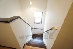 お子様も高齢の方も安心して上り下りができる手摺がついた安心設計です。 階段には小窓を配置しました。