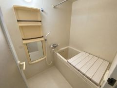 AIによる画像加工（家具・荷物の消去）を行っています。1日の疲れを癒すくつろぎのバスルーム。リラックスできる時間をお楽しみいただけます。
