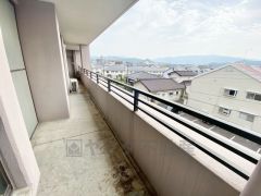 陽当たりの良いバルコニーです。お洗濯やお布団干しはもちろん、日光浴スペースにも＾＾角部屋ならではの開放感。南～東までバルコニーで囲われています＾＾