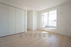 7.5帖。主寝室としてお使いいただけそうなこちらのお部屋は、日当たりが良く、爽やかな風を感じて起きる朝は、快適生活の始まりに。