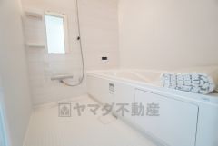 1日の疲れを癒すくつろぎのバスルーム。足を伸ばしてもゆったりと入れるサイズです。お子様と一緒にお風呂に入っても狭くないですね＾＾