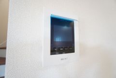 防犯はもちろん、セールスマン対策にもなるモニター付きインターホンです。 来訪者の顔が見えるので安心ですね＾＾