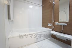 1日の疲れを癒すくつろぎのバスルーム。足を伸ばしてもゆったりと入れるサイズです。お子様と一緒にお風呂に入っても狭くないですね＾＾