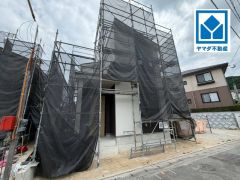 B号棟。現地2026年8月撮影。 駐車3台可能。マイカー用や来客時にも安心です。最寄りバス停まで徒歩3分。天神・博多駅行。