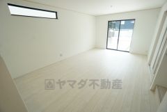 大きな窓のあるリビングは陽光あふれる明るい空間です。居心地良く、ご家族皆がゆったり寛げる憩いの空間となりそうです。