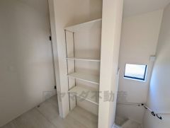 2階階段横には、高さも幅もしっかりした大収納棚が備え付けられています＾＾小物や子供さんのランドセルやお掃除用品などの収納に便利