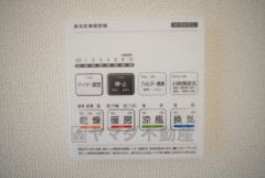 浴室暖房乾燥機には、暖房、乾燥、涼風、換気の4つの機能が付いています。タイマー付きです。換気・雨の日の洗濯も安心です＾＾
