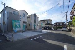 前面道路は北東側、約6ｍの公道に面しています。