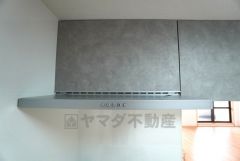 コンロ上には換気扇完備＾＾調理時の蒸気や匂いが換気扇に誘導され、効率的に排煙ができます＾＾