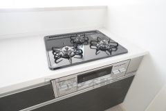 3種類の料理が同時に調理できる、3口ガスコンロ。忙しい夕食の支度時間が短縮できて効率よくお料理が楽しめます。