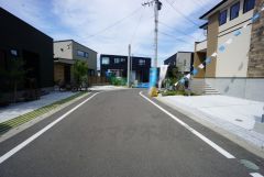 前面道路は約6ｍの公道に面しています。 