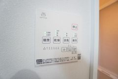 浴室暖房乾燥機付き。天候に左右されず、いつでも好きなときに洗濯物を干せるので、仕事や家事で忙しい方に重宝します。
